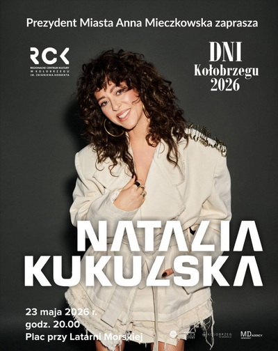 Natalia Kukulska na plakatach Dni Kołobrzegu 2026 Plakat promujący Dni Kołobrzegu 2026 z Natalią Kukulską. Artystka uśmiecha się, ma kręcone włosy i jasną kurtkę. Widoczne są daty: 23 maja 2026, godz. 20.00, oraz miejsce: Plac przy Latarni Morskiej.
