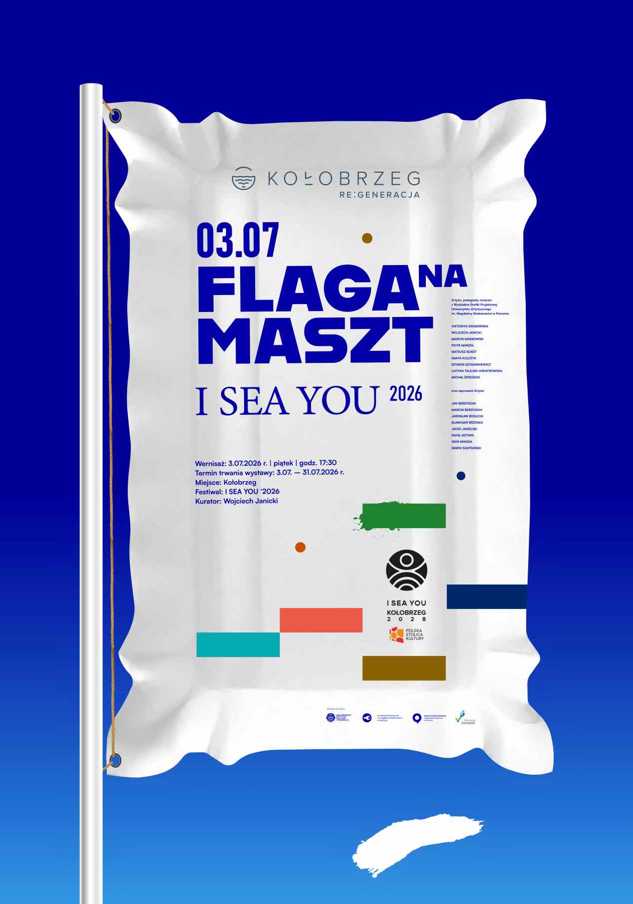 Biała flaga z napisem "KOŁOBRZEG RE:GENERACJA 03.07 FLAGA NA MASZT I SEA YOU 2026" oraz informacjami o wystawie. Na dole kolorowe prostokąty i logotypy. Tło jest jednolicie niebieskie.